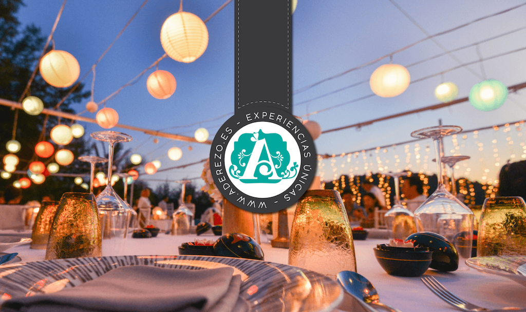Aderezo: mesa de celebración al aire libre con luces cálidas